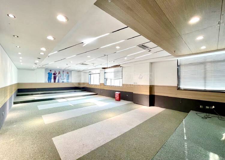 马家龙文化体育中心2200平整层出租55一平，可做上下水5