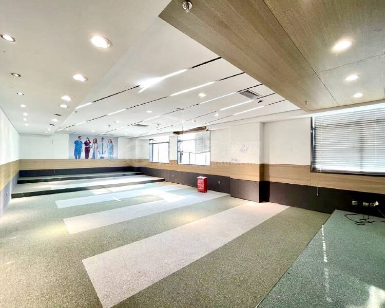 马家龙文化体育中心2200平整层出租55一平，可做上下水