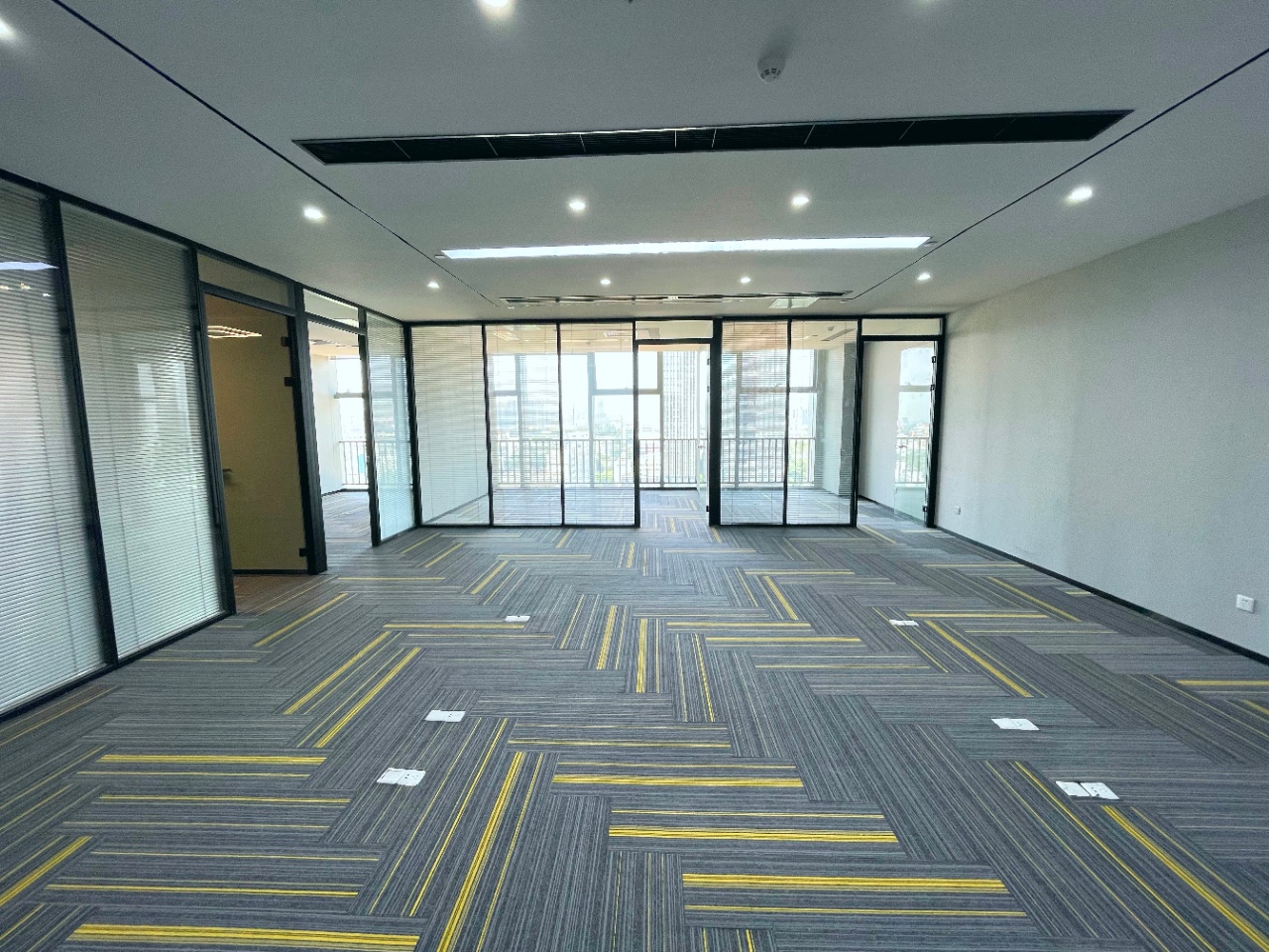 科技园北开发商直租，精装小面积220平办公室拎包入住。