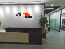 龙华清湖地铁口附近新出精装修办公室180平，水电齐全拎包办公