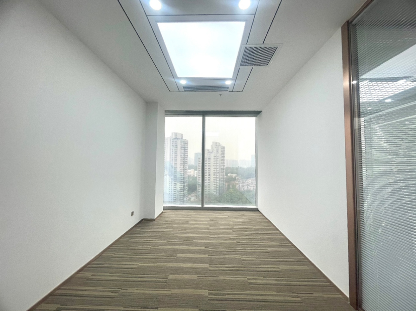华侨城地铁站地标精装修办公室200平出租，落地窗，带隔间