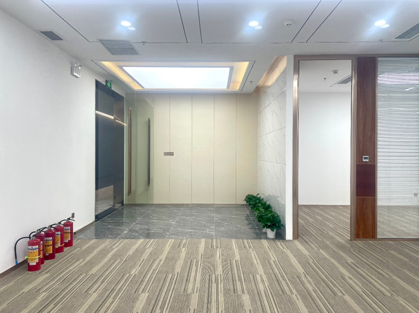 华侨城地铁站地标精装修办公室200平出租，落地窗，带隔间