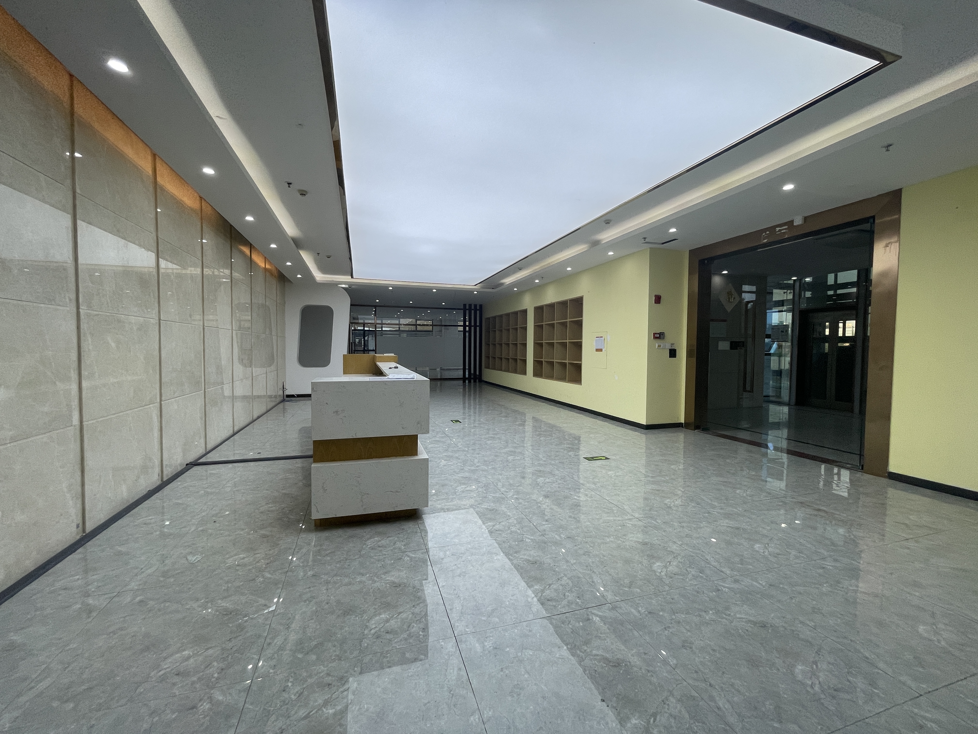 民治地铁口300米，园林式办公室，3300平，整层豪华装修。