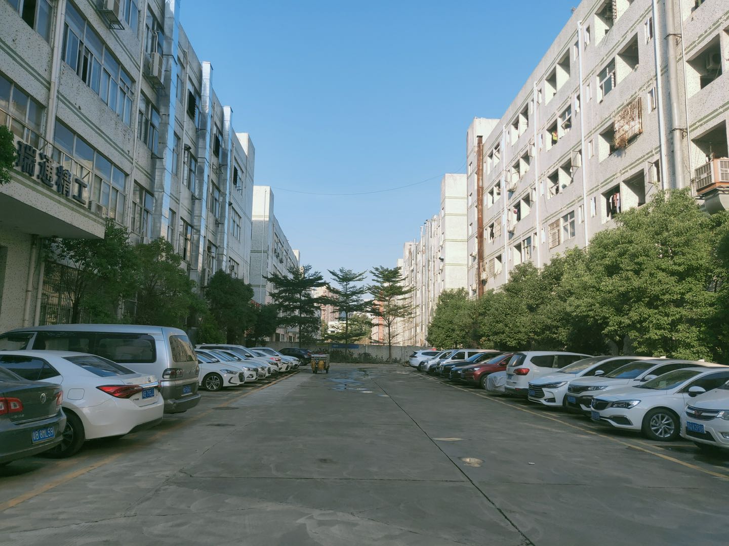 龙华大浪福龙高速出口新出楼上精装厂房880平。拎包入住，直租