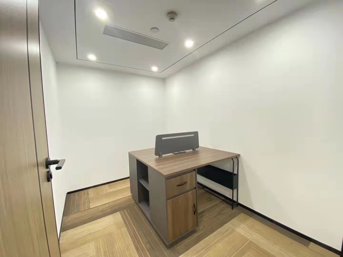 罗湖天安国际大厦215平3+1格局小面积办公室特价90出租。
