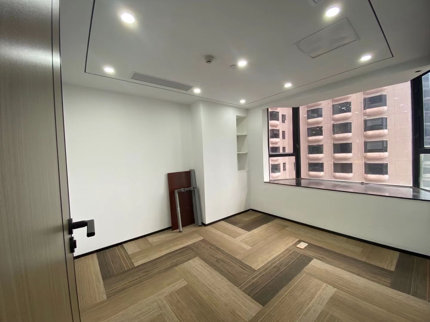 罗湖天安国际大厦215平3+1格局小面积办公室特价90出租。
