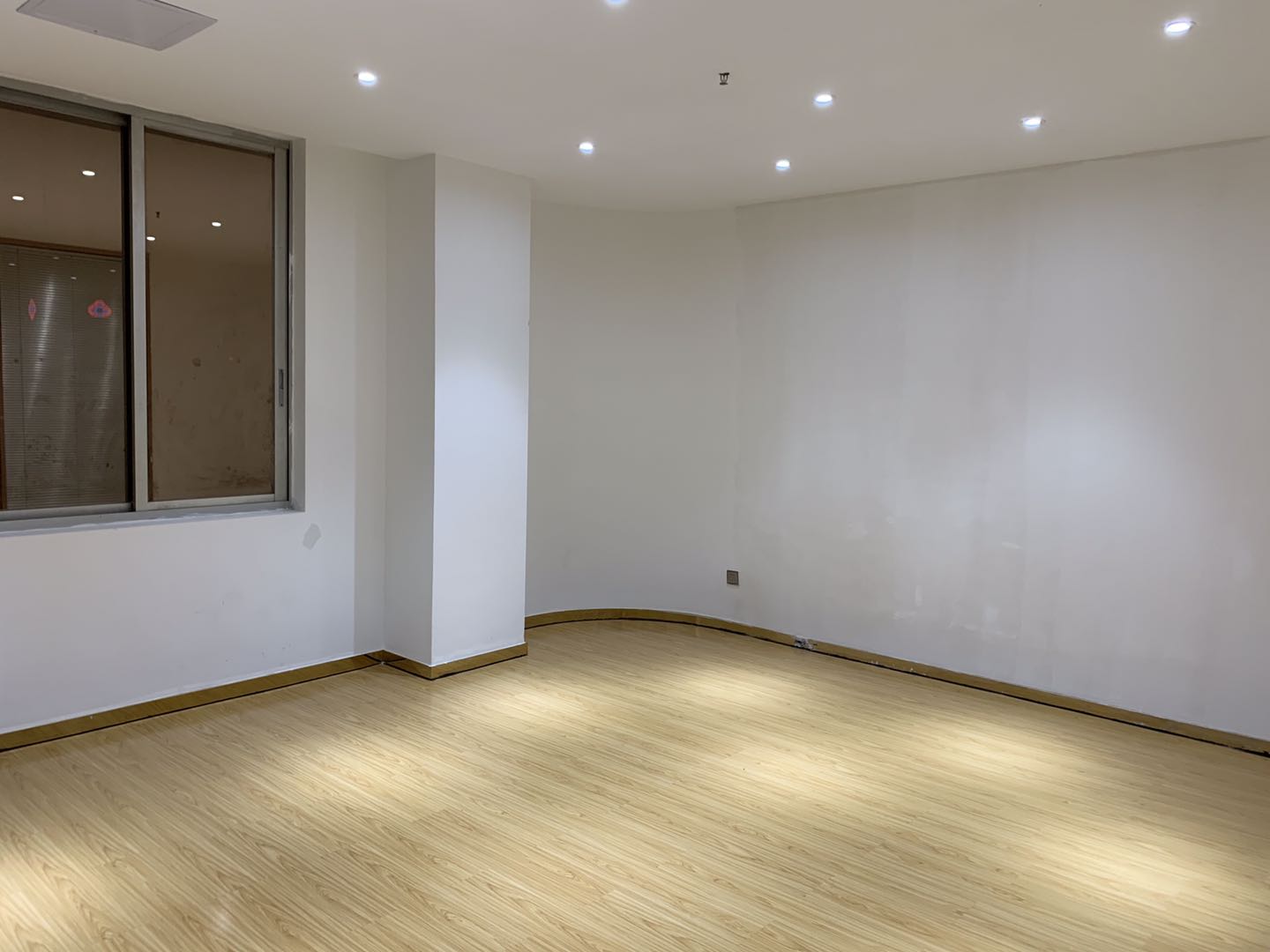 深圳罗湖甲级写字楼2+1格局精装修拎包入住小面积办公室出租。