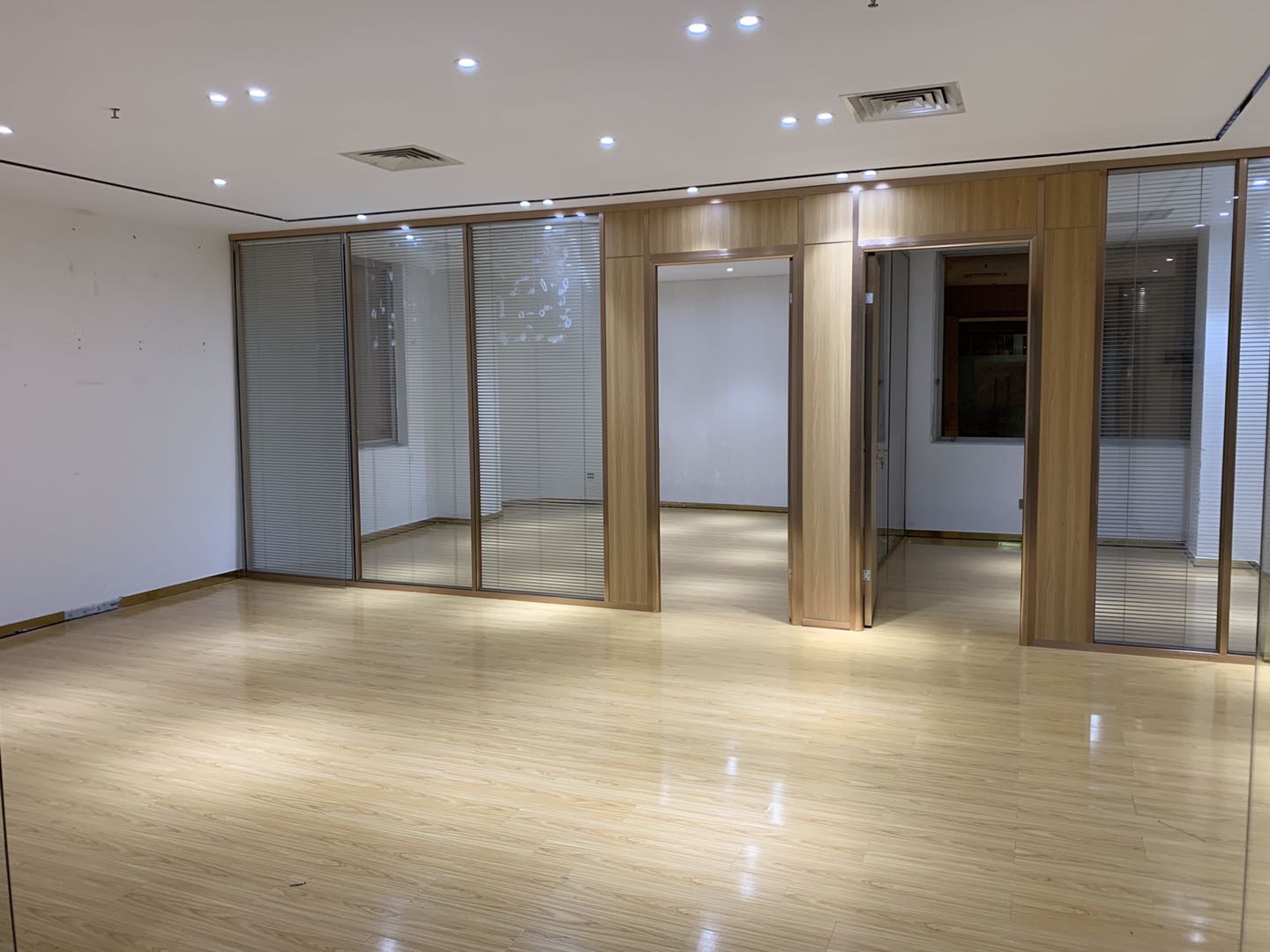 深圳罗湖甲级写字楼2+1格局精装修拎包入住小面积办公室出租。