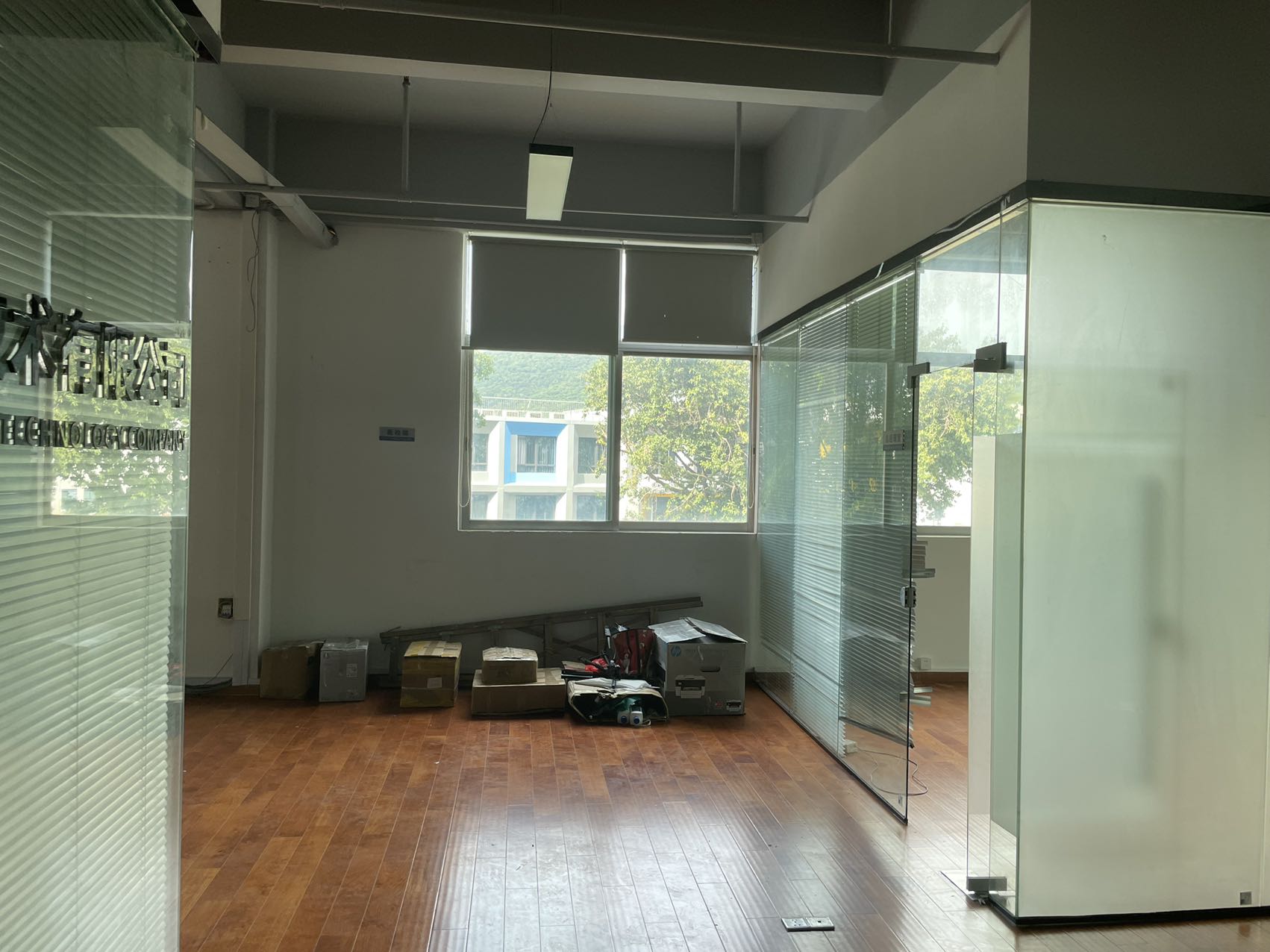 西丽珠光地铁口，245平1+1精装修办公室出租，拎包入住。