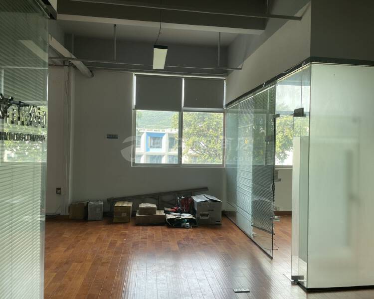 西丽珠光地铁口，245平1+1精装修办公室出租，拎包入住。