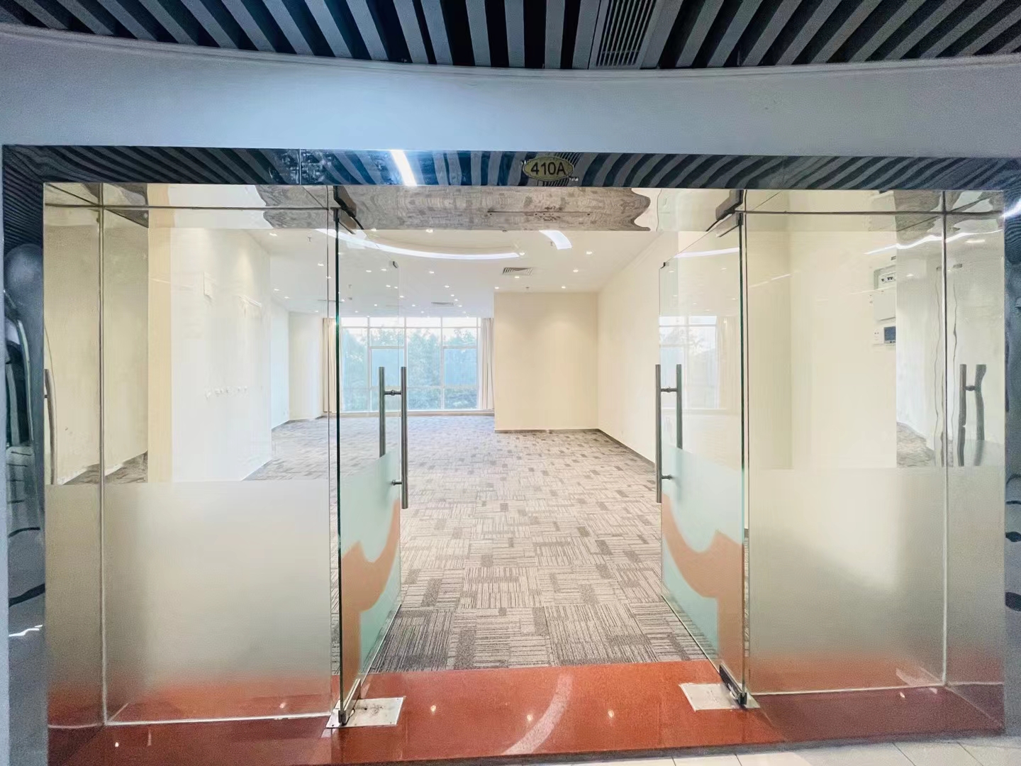 南山桃园地铁站，168平1+1格局豪华装修小面积办公室出租。