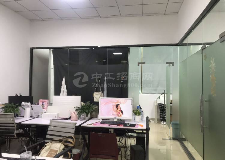 龙华清湖附近精装办公室出租，149平，租金653