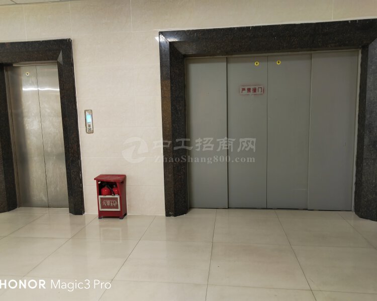 龙江镇亚洲材料城旁，楼上218方办公室，展厅出租。