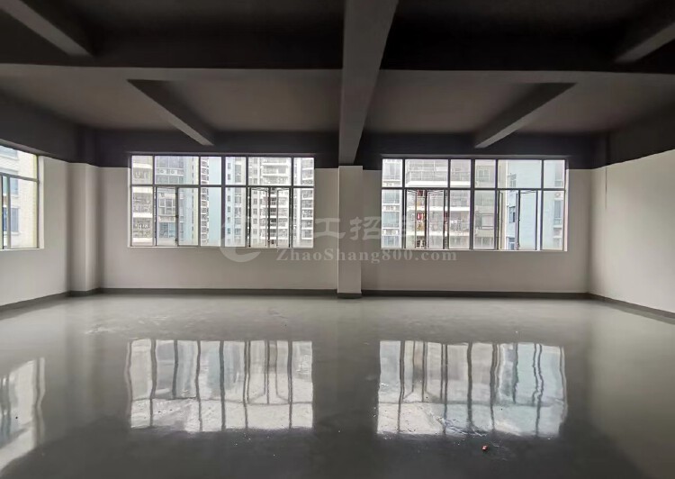 龙华清湖地铁口附近锦华发4栋5楼出租，可整租可分租。最少454