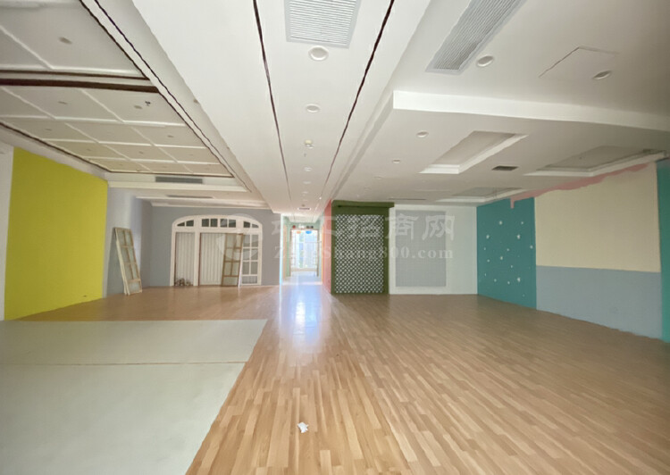 龙城广城经典小独院700平方米精装修办公楼，出租8
