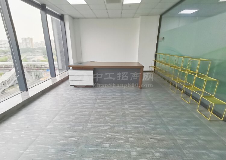 龙华清湖地铁口新出精装修办公室5+1格局3