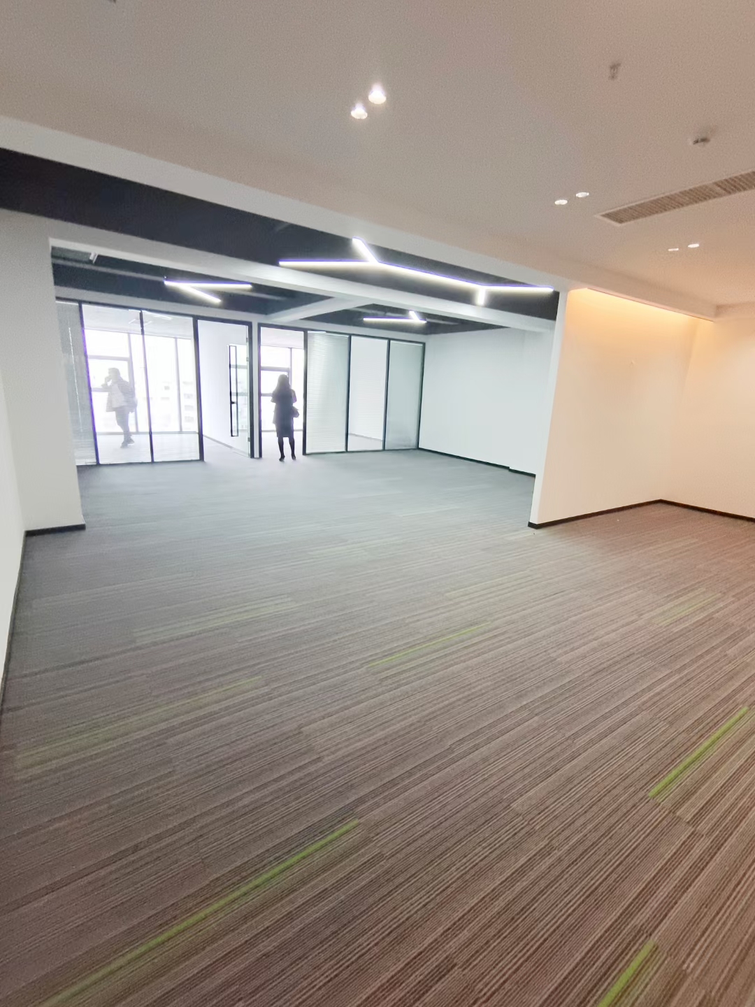 黄江镇中心新出带精装修办公室300平方出租。水电齐全。