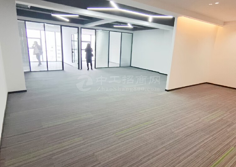 黄江镇中心新出带精装修办公室300平方出租。水电齐全。2