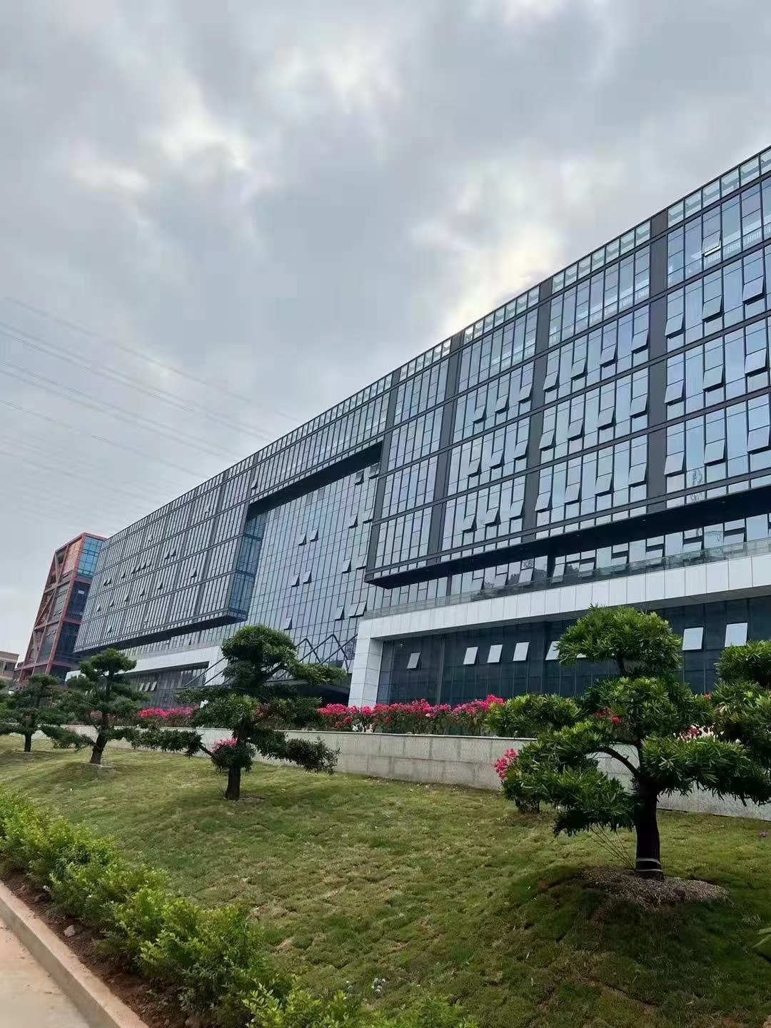 黄江靠近深圳高端厂房4万平方单层面积6500平方，6层