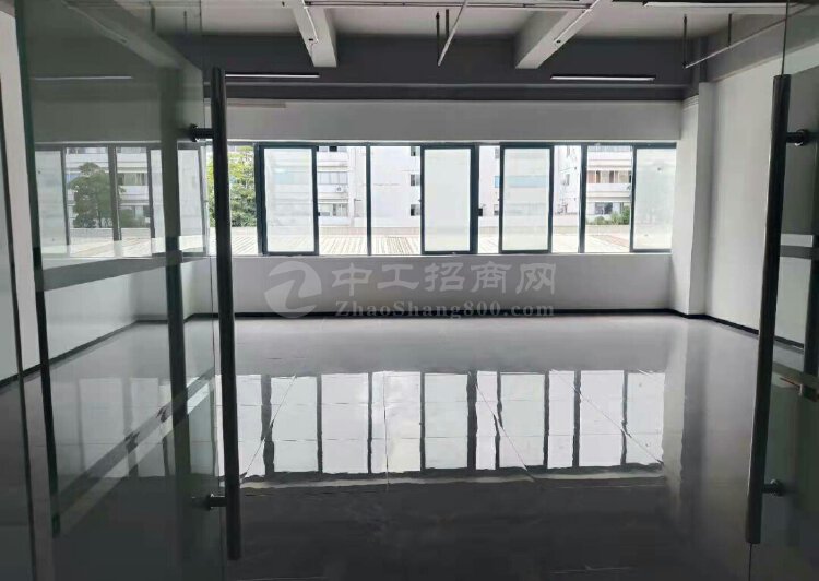 出租深圳龙岗中心城现成装修写字楼100-500平大小分租。1