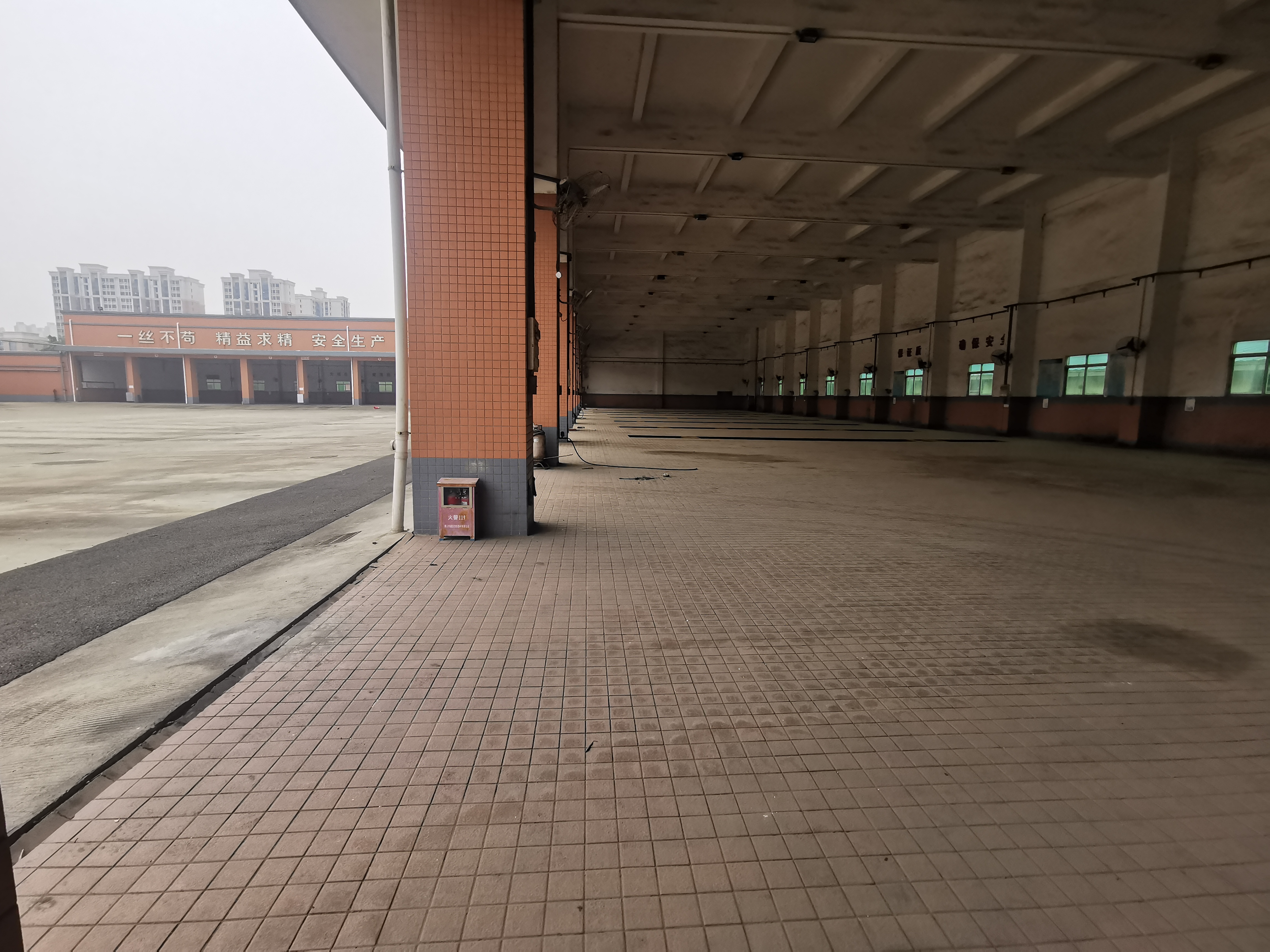 原房东独院标准厂房仓库出租，空地超大停车位充足。