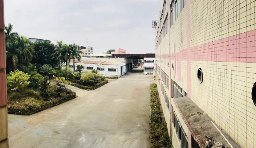 荷城新出学校，医院14000方带球场，带宿舍4