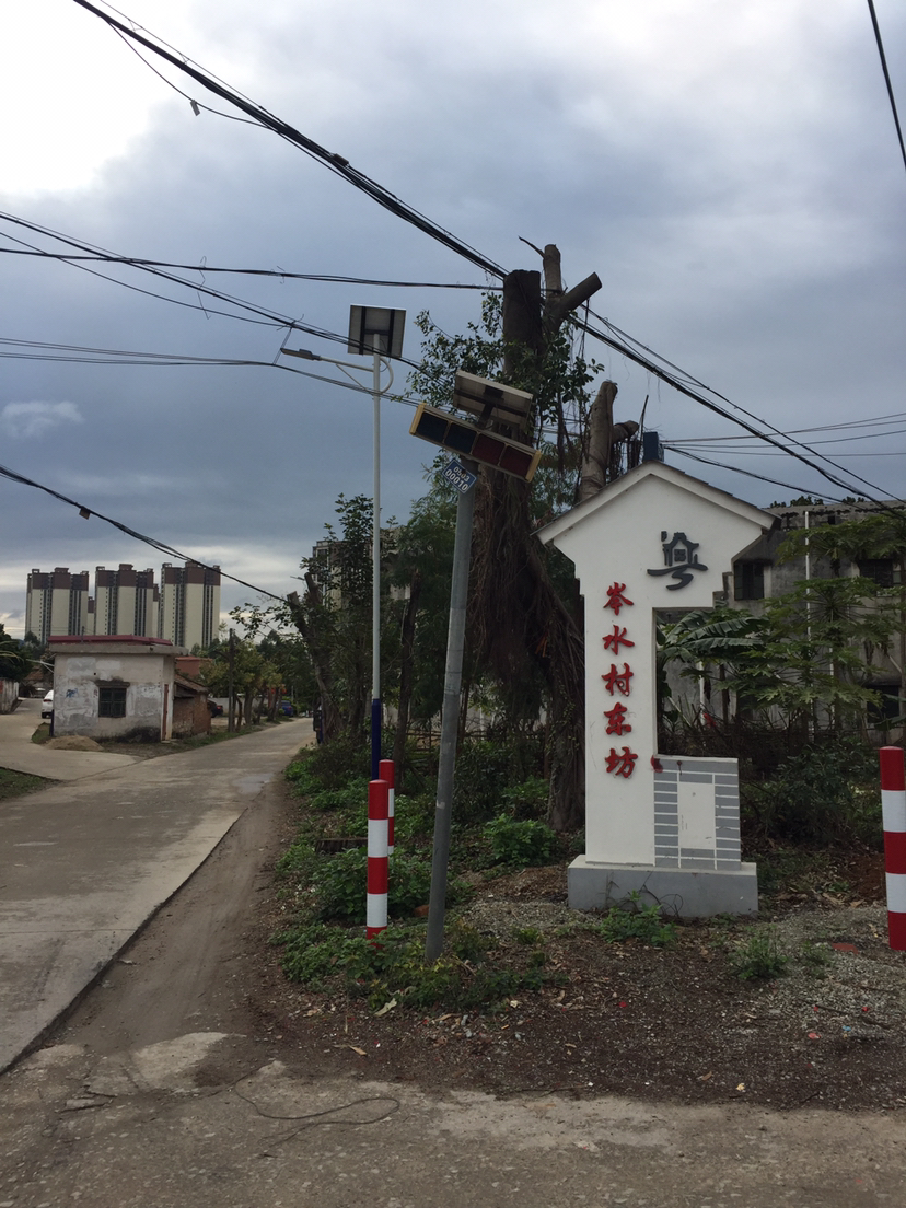 交通便利，在马路旁车位足，方便停车。1