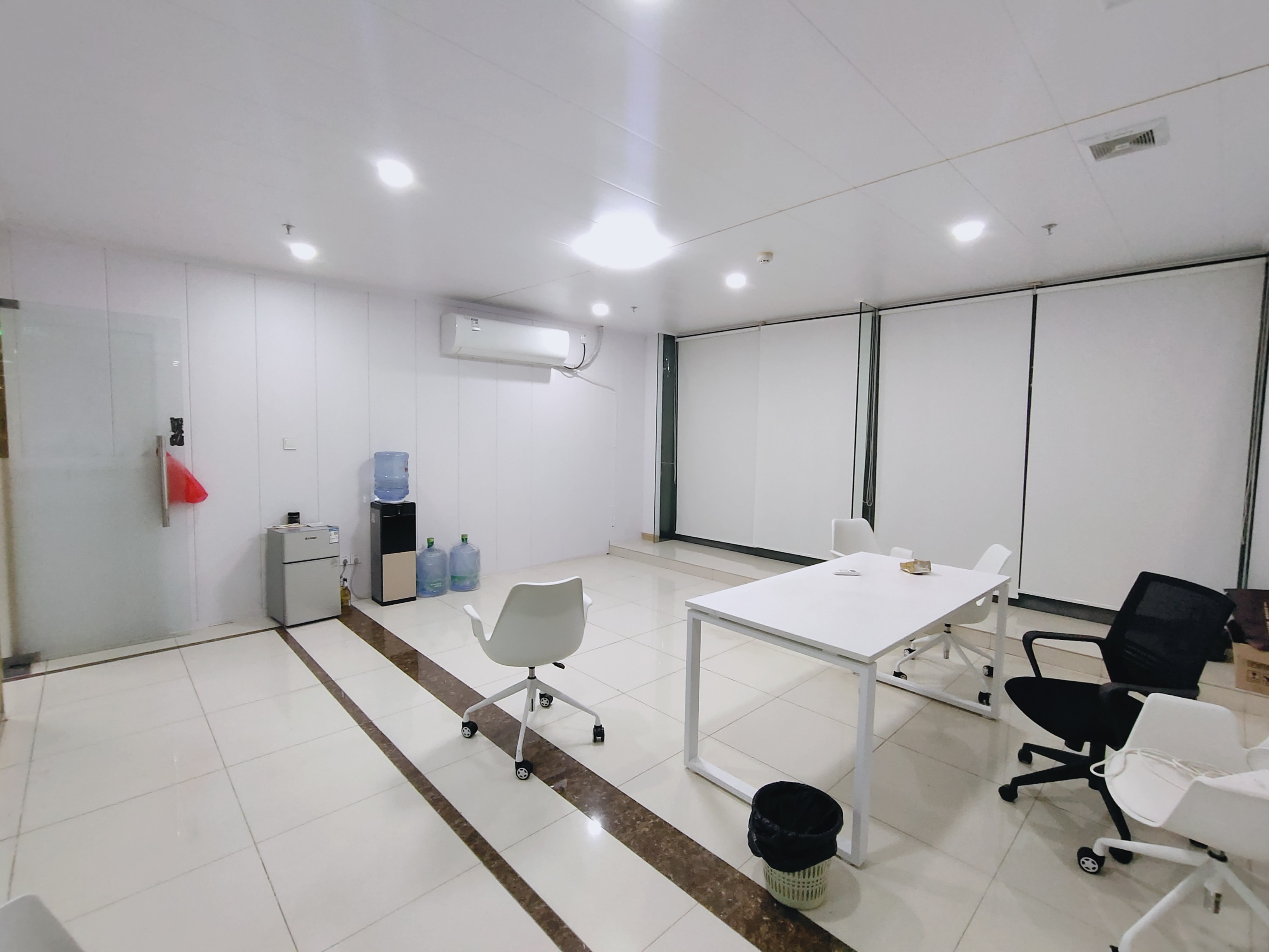 黄埔保税区新出精装修办公室，大小面积可分租，价格优惠交通方便