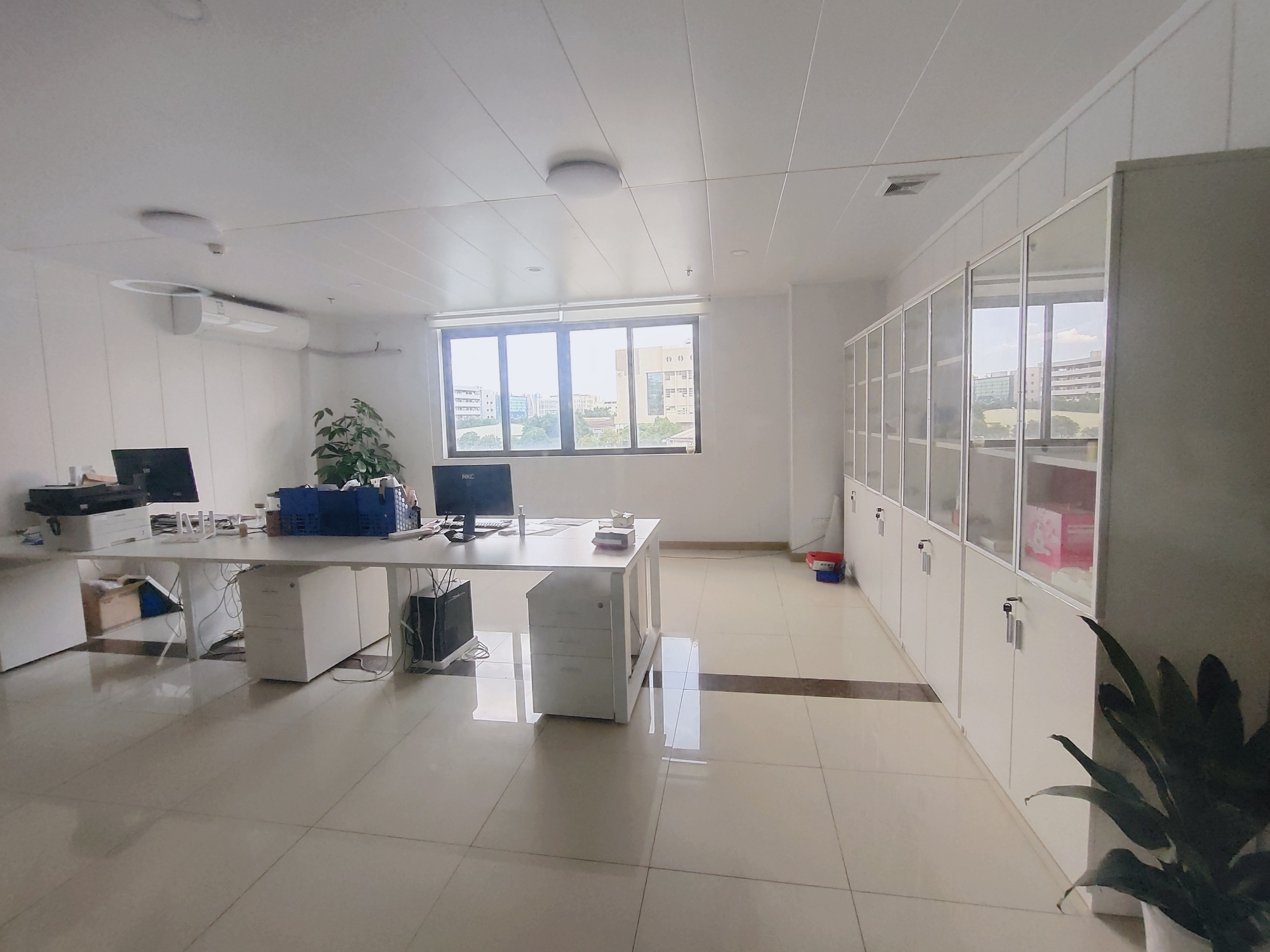 黄埔保税区新出精装修办公室，大小面积可分租，价格优惠交通方便
