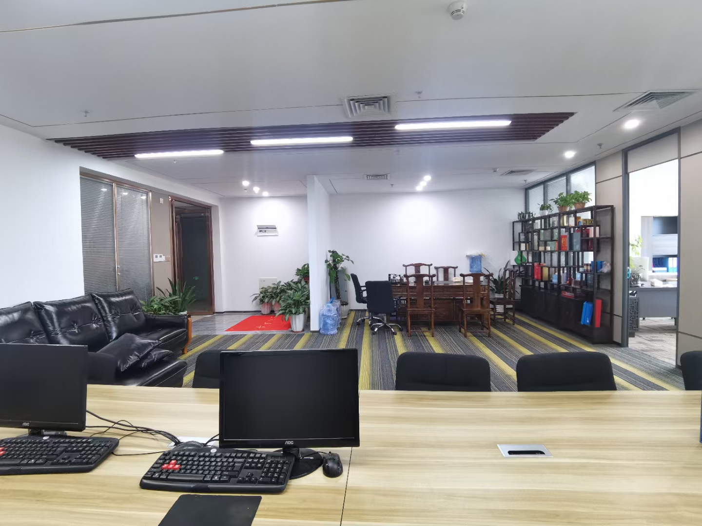 龙胜地铁站旁甲级红本写字楼精装修办公室300平3+1隔间出租