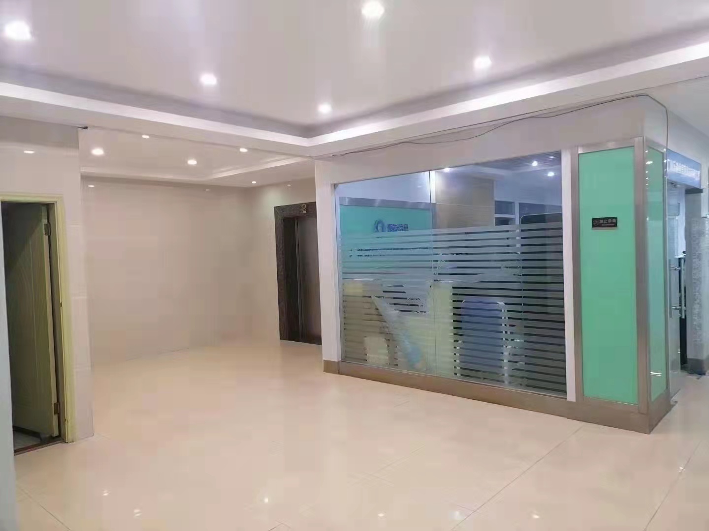 番禺区东环新出豪华装修写字楼3000方，证件齐全，年限长。
