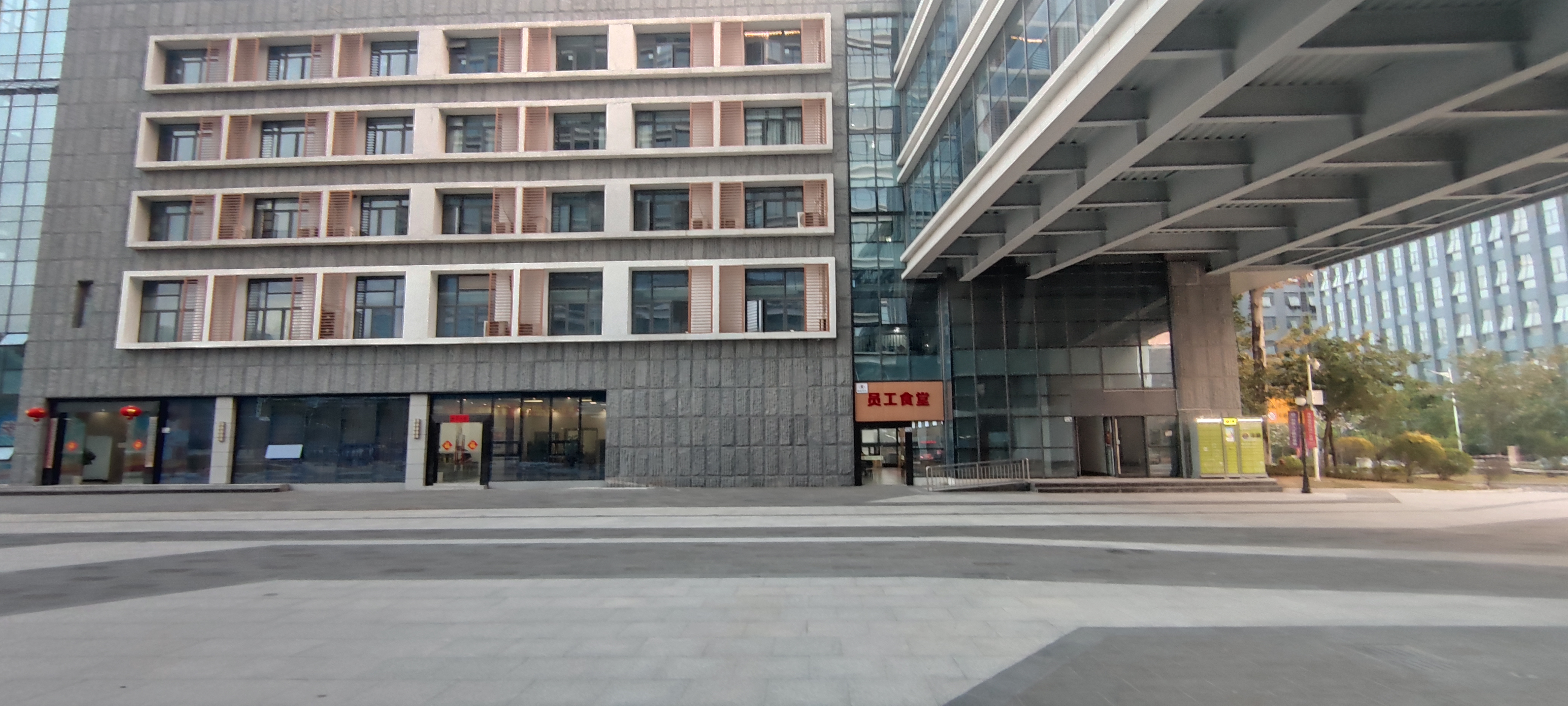 深圳龙岗写字楼500平米出租赠送免租期得房率高可注册靠近地铁