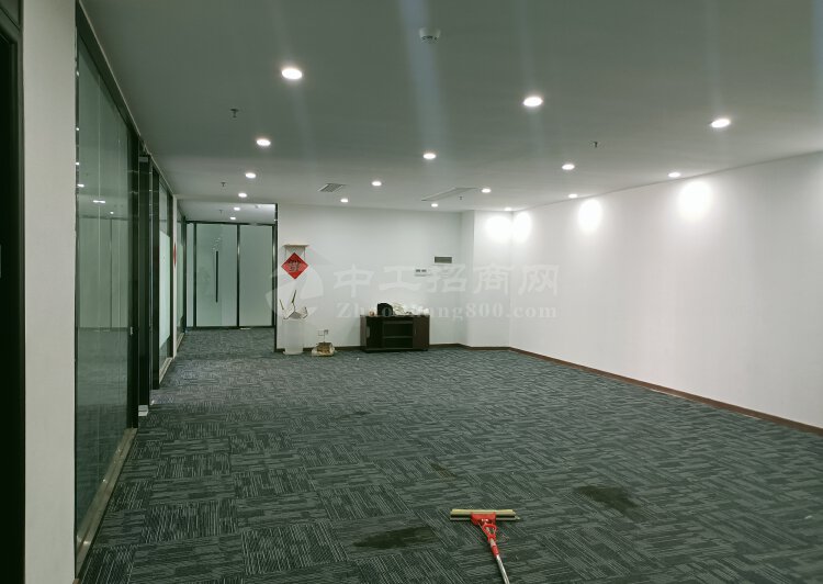 福永地铁口200米精装修写字楼出租可申请租金补贴带中央空调。5