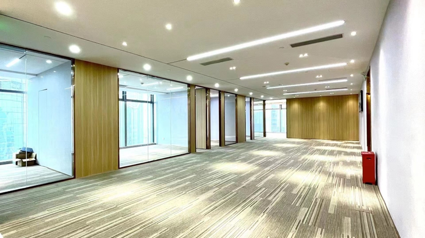 深圳福田卓越时代新出楼上698平写字楼出租，电梯口西南向。