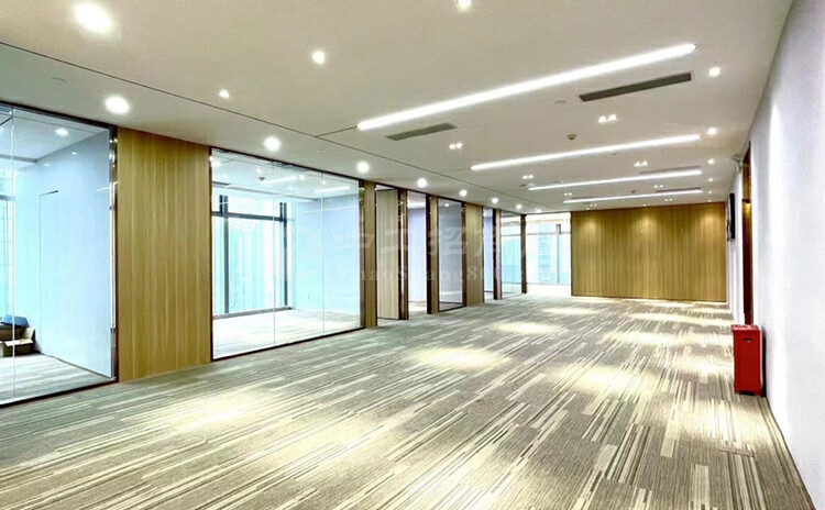 深圳福田卓越时代新出楼上698平写字楼出租，电梯口西南向。6
