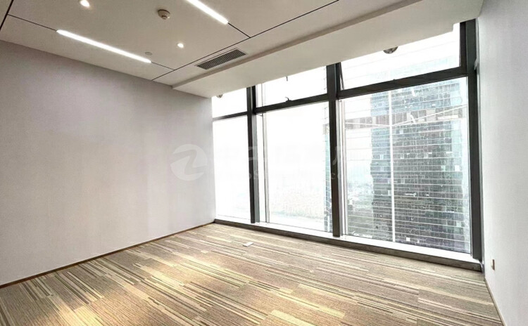深圳福田卓越时代新出楼上698平写字楼出租，电梯口西南向。8