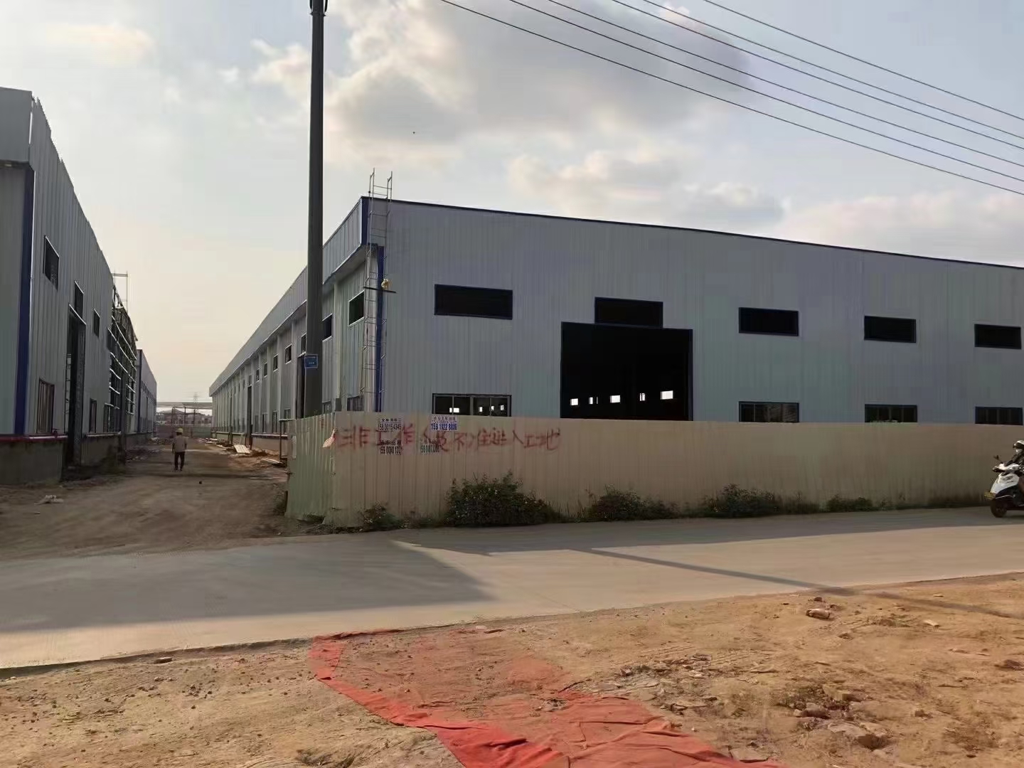 东升镇沙古公路旁新建钢构单一层厂房仓库招租，空地大交通方便。