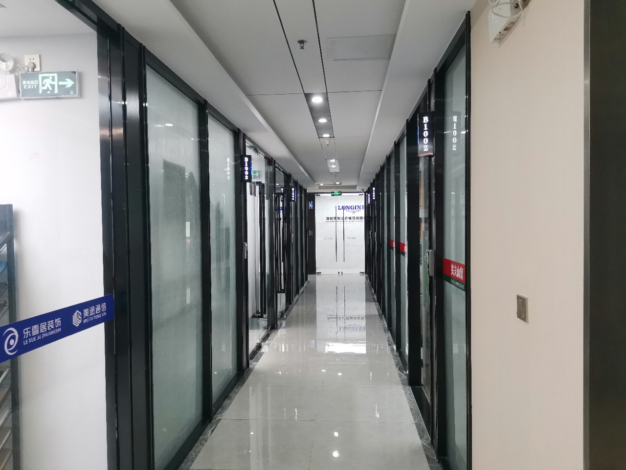 布吉甲级写字楼新出124平精装修办公室得房率高电梯口