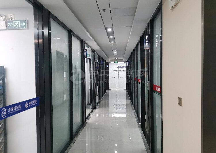 布吉甲级写字楼新出124平精装修办公室得房率高电梯口2