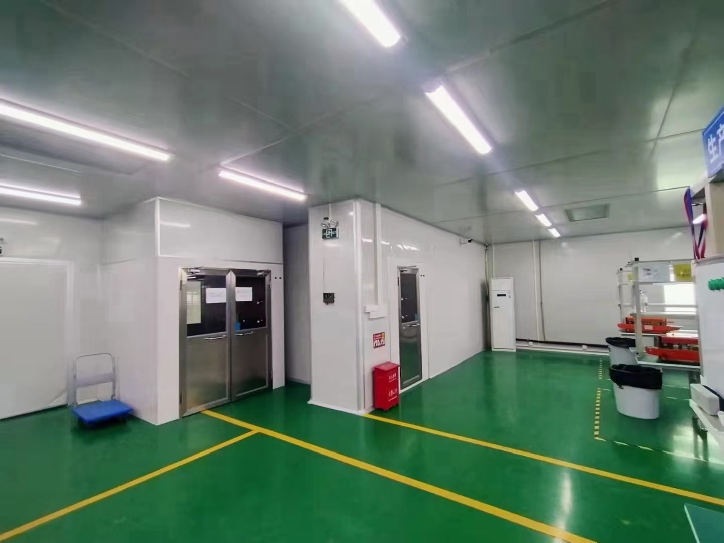 深圳西乡新出无尘车间1300平，现成装修，水电齐全。带有仓库