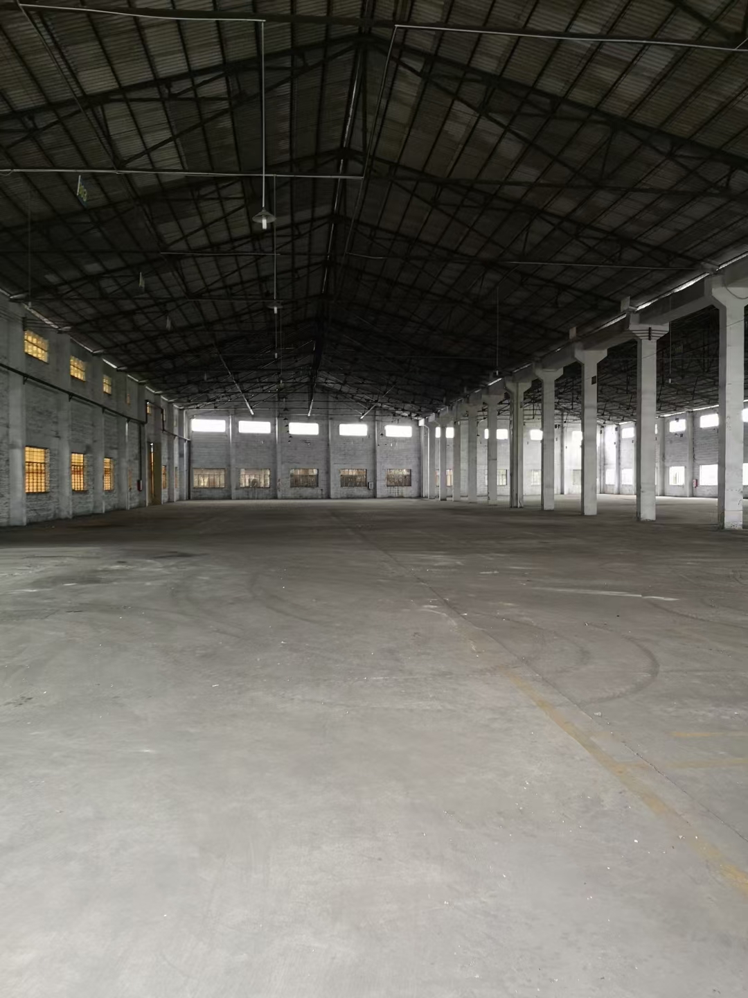 南庄河滘嗯一楼仓库出租。大小可分租，门口可进挂，价格实惠。