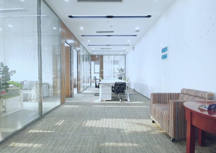 南山科技园写字楼办公室出租，面积238平，18人办公。5