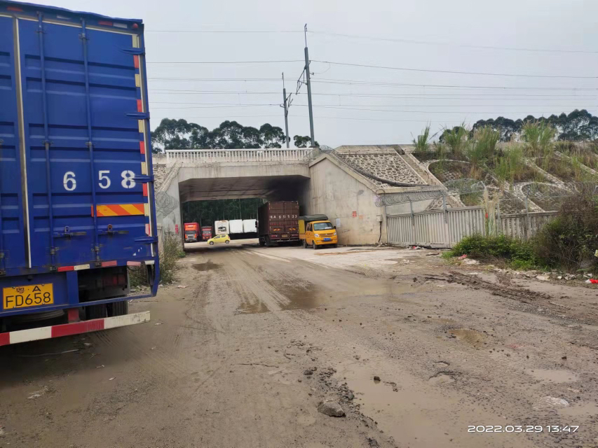 马路边上空地，可以硬化1