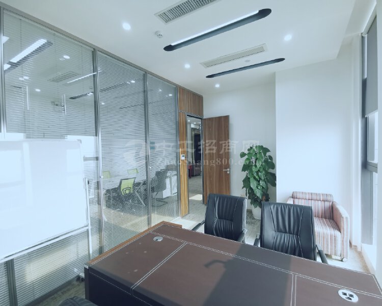 南山科技园写字楼办公室出租，面积238平，18人办公。