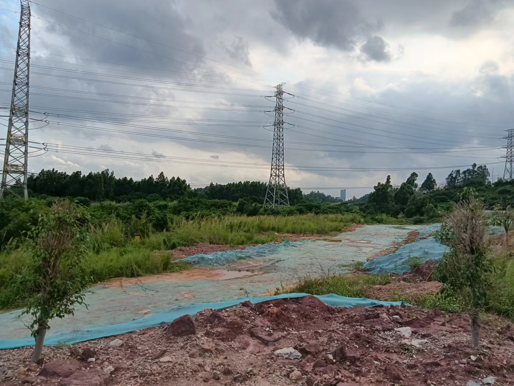 大石空地，环境好，近国道旁。4