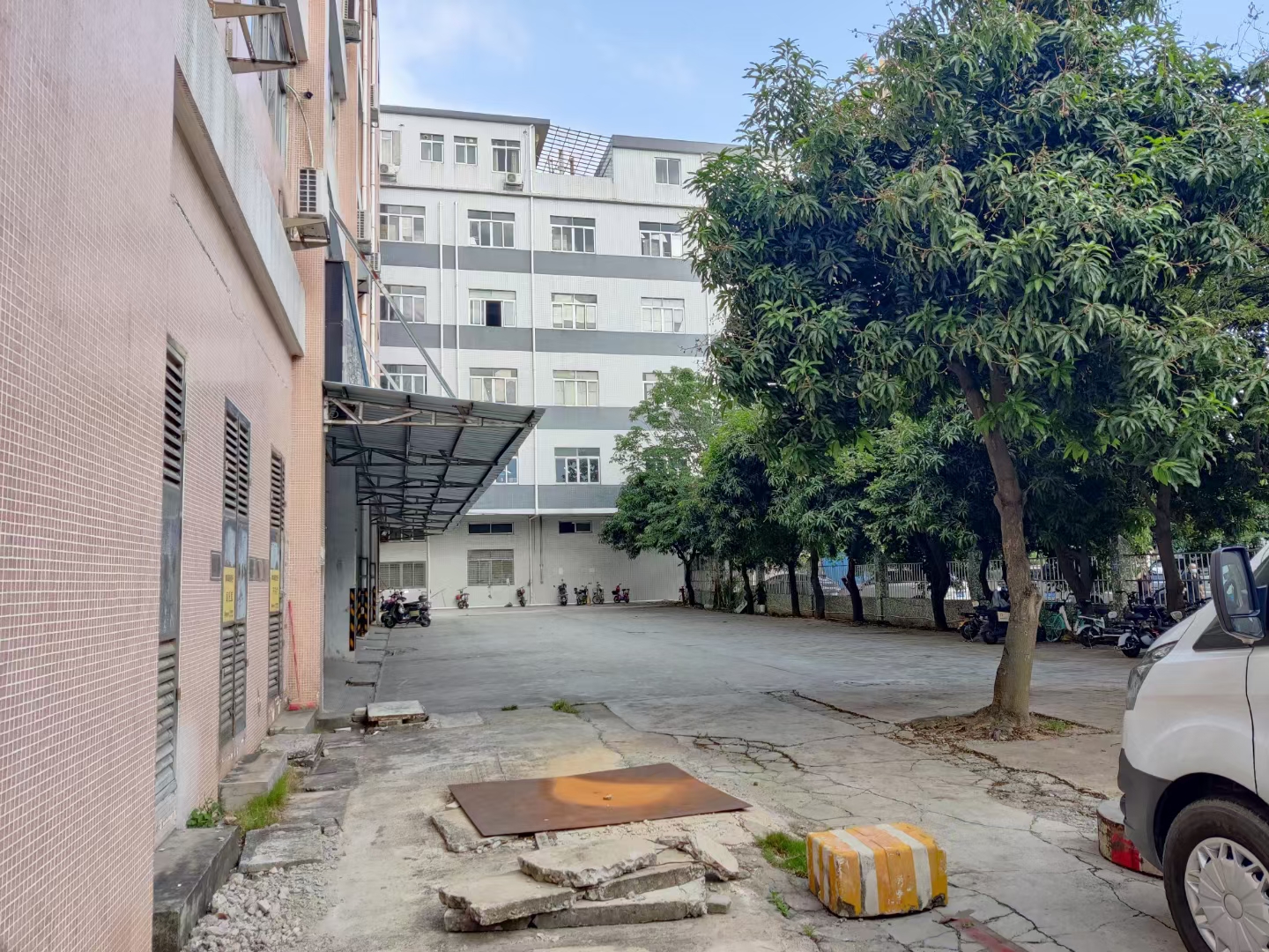 小榄东升新出厂房面积约2100方水电齐全交通方便易招工