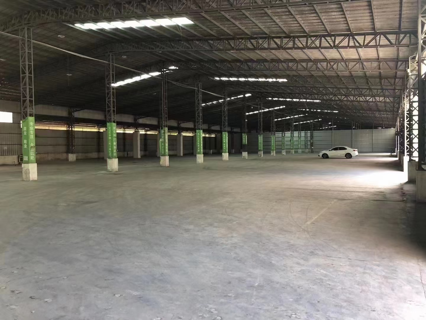 东莞南城新出单一层仓库3300平，高度8米，交通便利。价格好