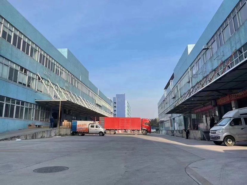 石岩南光高速出口附近，一楼有卸货平台1200平方厂房仓库出租