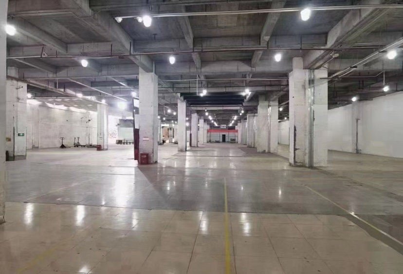 长安镇沙头新出物流仓库，带卸货平台，超大空大，停车位充足。