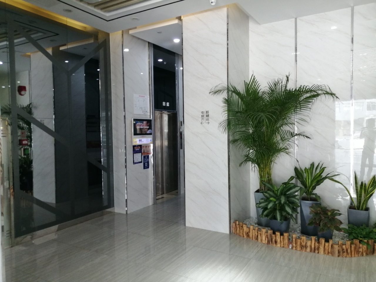 龙华地铁站附近精装修办公室200平方配套设施齐全拎包办公